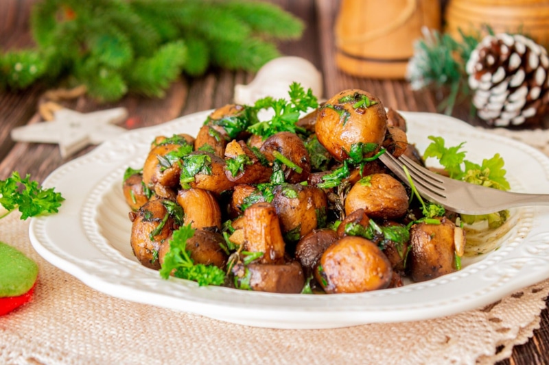 Жареные шампиньоны с зеленью: праздничная закуска Жареные шампиньоны с зеленью: праздничная закуска