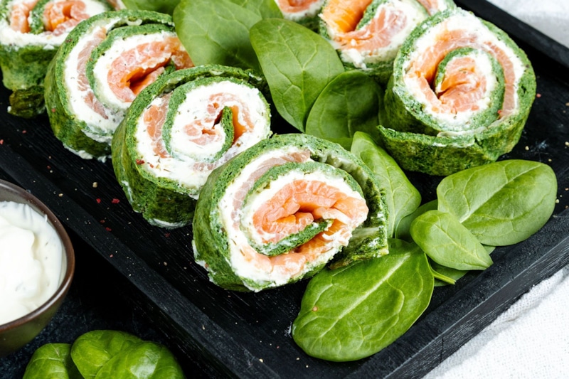 Шпинатный рулет с лососем: аккуратные ломтики Шпинатный рулет с лососем: аккуратные ломтики