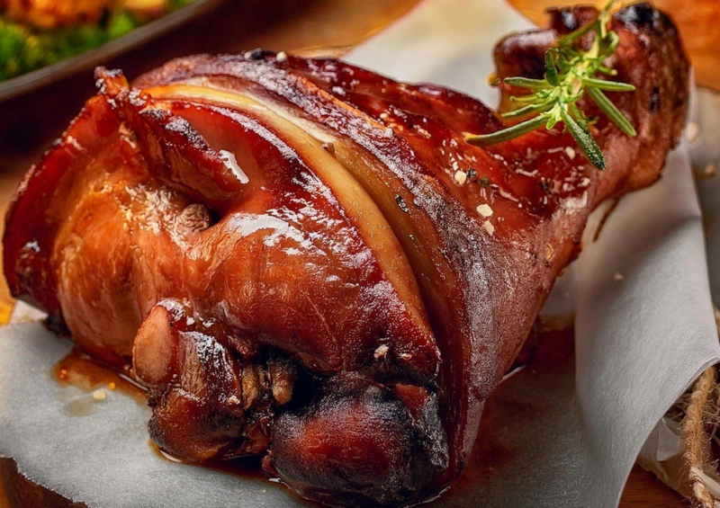 Запеченная свиная рулька: золотистая корочка