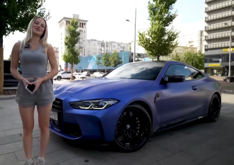 Блондинка Драйв с автомобилем из фильма «Форсаж»