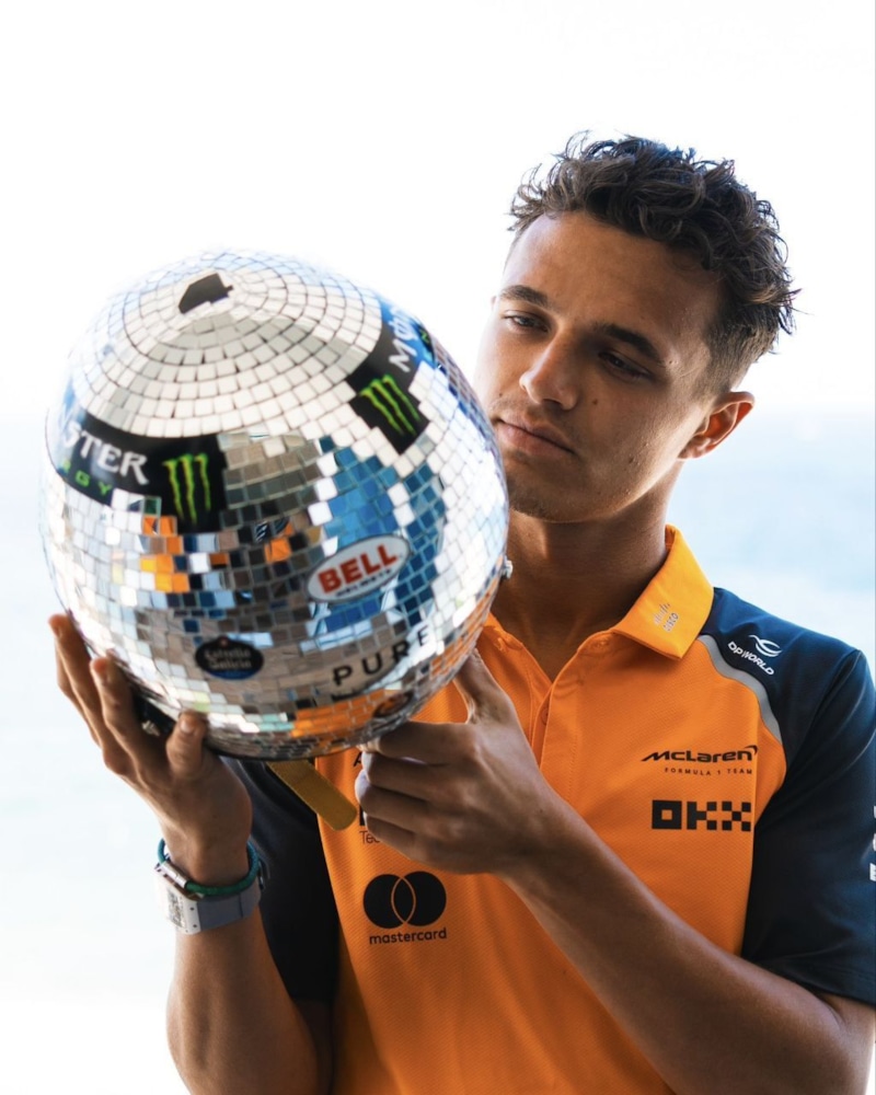 Ландо Норрис и шлем с блестками