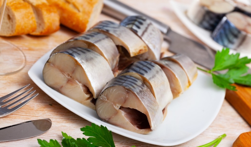 Домашняя закуска: соленая скумбрия