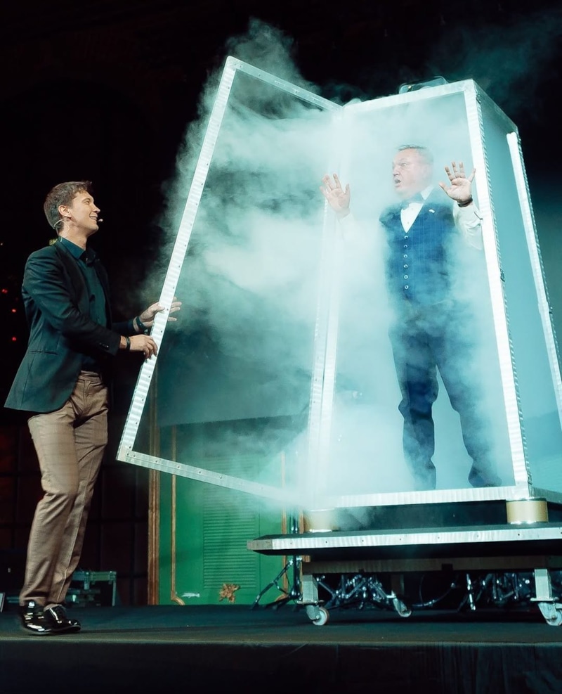 Иллюзионист Александр Наумов