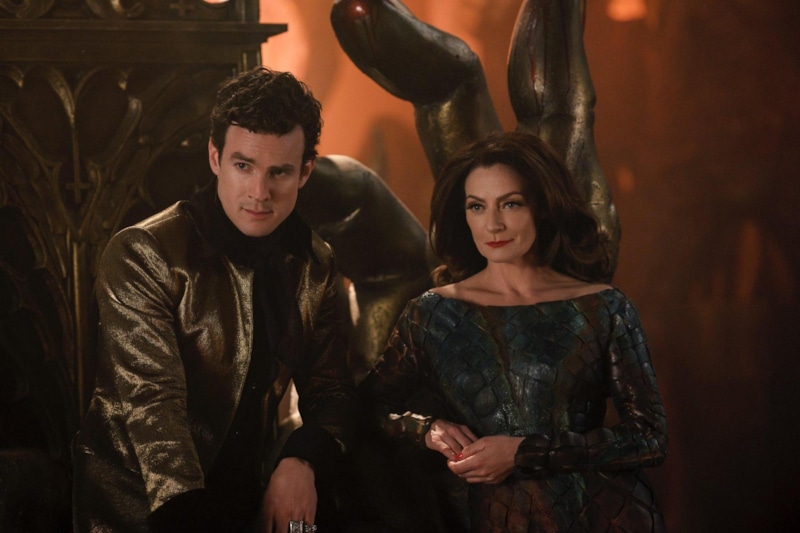 Люк Кук и Мишель Гомес в сериале «Леденящие душу приключения Сабрины»