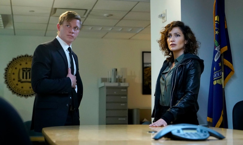 Уоррен Коул и Дженнифер Лопес в сериале «Оттенки синего»