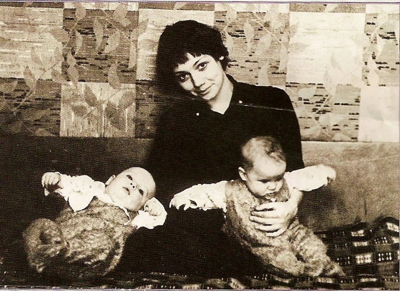Мария Арбатова в молодости с сыновьями Мария Арбатова в молодости с сыновьями