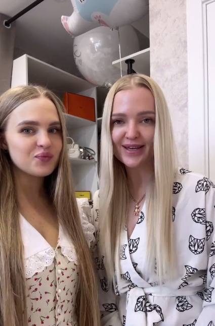 Алиса Лисова с сестрой Лизой Алиса Лисова с сестрой Лизой