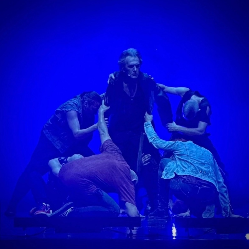 Роберт Остролуцкий в роли Суини Тодда в рок-опере TODD