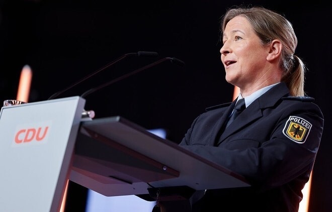 Клаудия Пехштайн в форме полиции