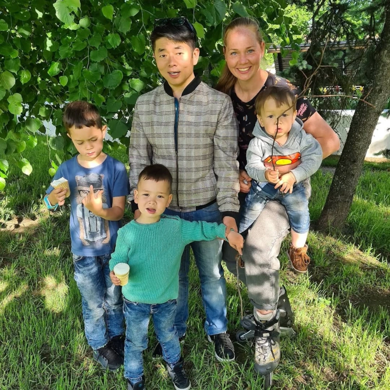 Роман Хан с женой и детьми Роман Хан с женой и детьми