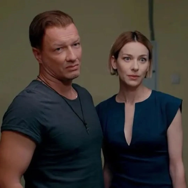 Елена Лотова и Никита Панфилов в сериале «Акушер»