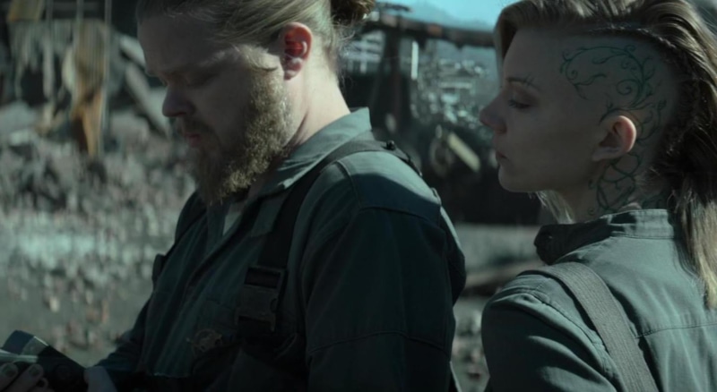 Элден Хенсон и Натали Дормер в фильме «Голодные игры: Сойка-пересмешница»