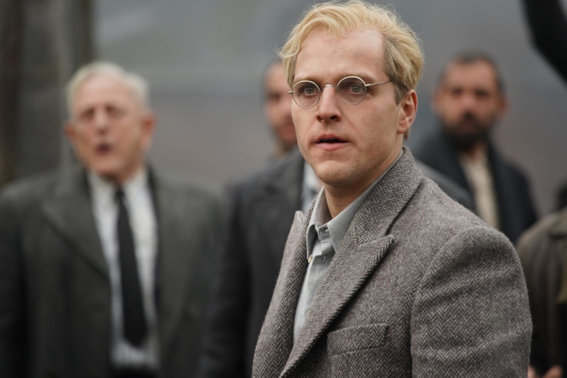 Йонас Дасслер в образе Дитриха Бонхёффера в фильме «Бонхёффер: Пастор, шпион, убийца» Йонас Дасслер в образе Дитриха Бонхёффера в фильме «Бонхёффер: Пастор, шпион, убийца»