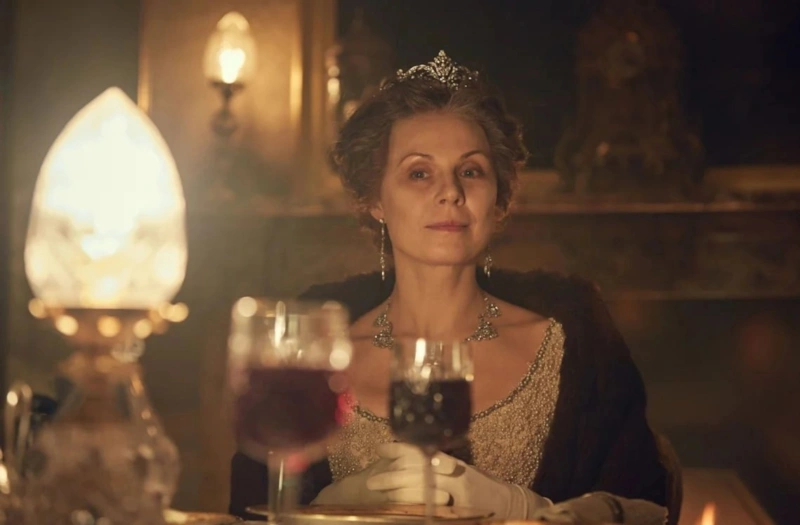 Дина Корзун в сериале «Острые козырьки» Дина Корзун в сериале «Острые козырьки»