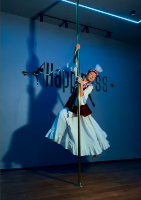 Танец Бахыт Кадыровой в национальном костюме