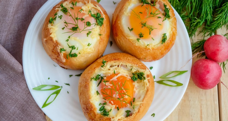 Булочка с начинкой: завтрак в духовке