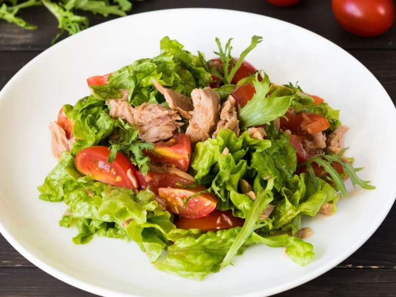 Салат с тунцом и черри: просто и сочно