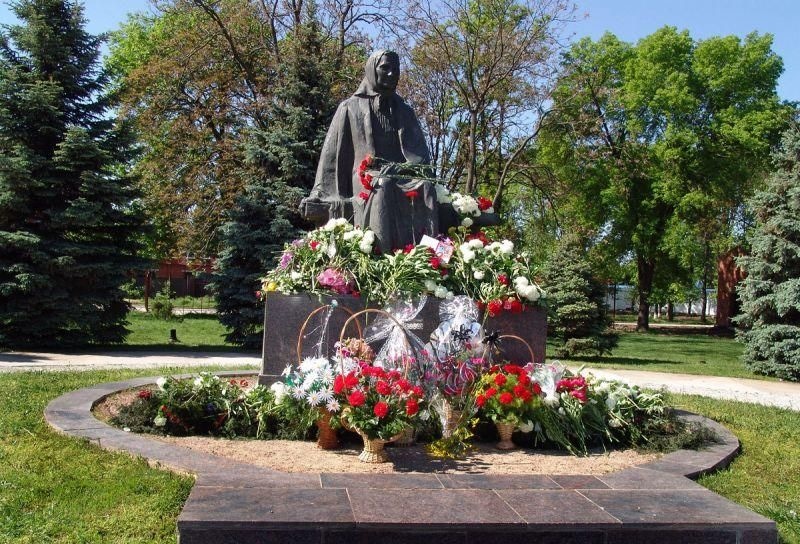 Памятник Епистинии Степановой в Тимашевске Памятник Епистинии Степановой в Тимашевске