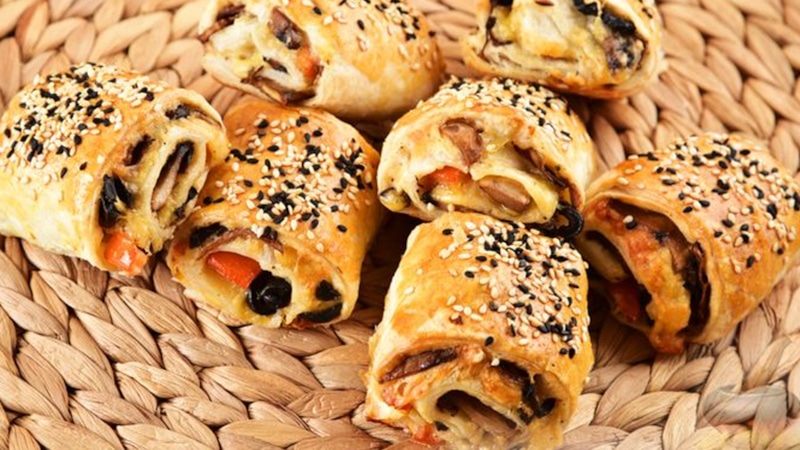 Рулетики из слоеного теста: закуска для вечеринки