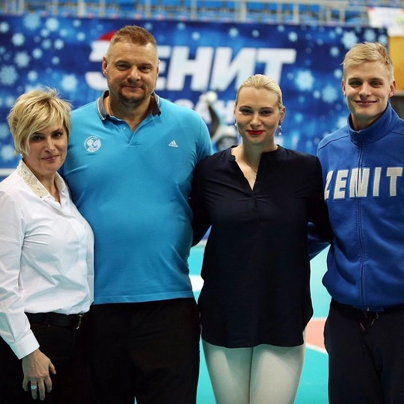 Владимир Алекно с женой и детьми