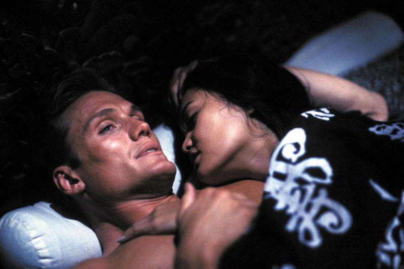 Тиа Каррере и Дольф Лундгрен в фильме «Разборка в маленьком Токио»