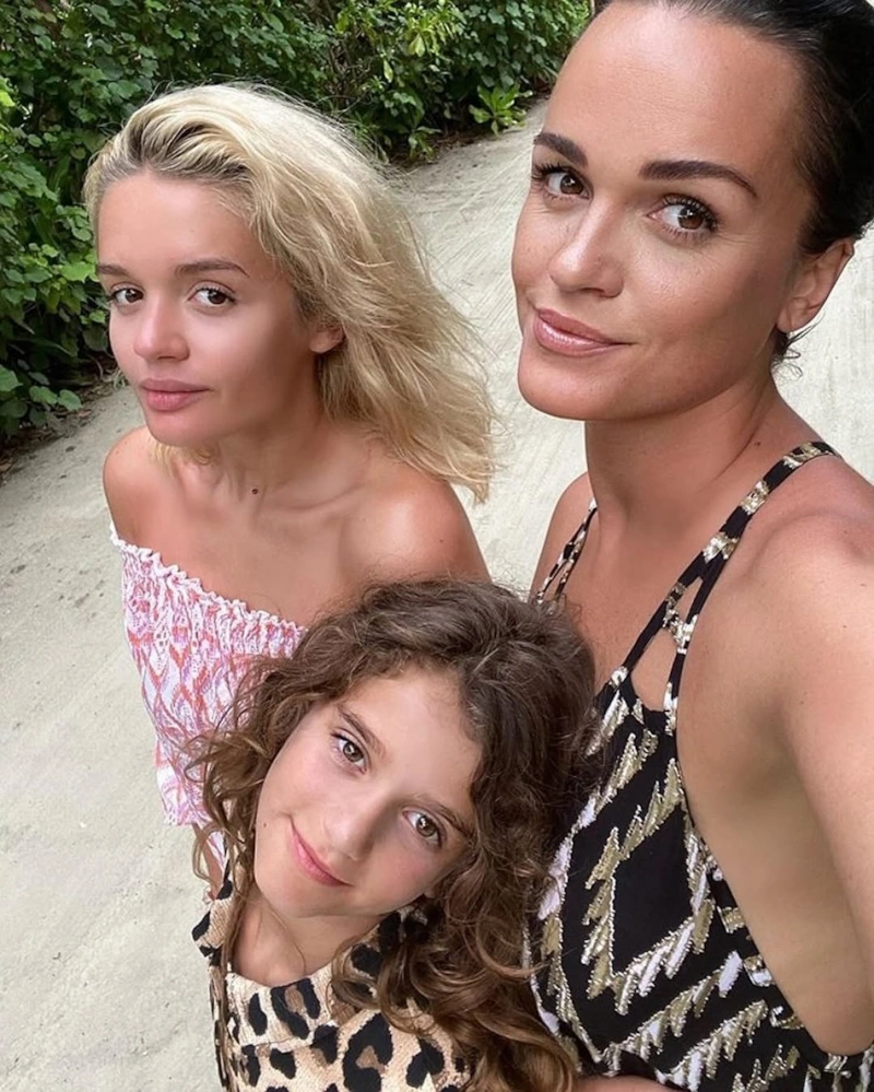 Александра Морозова с сестрой