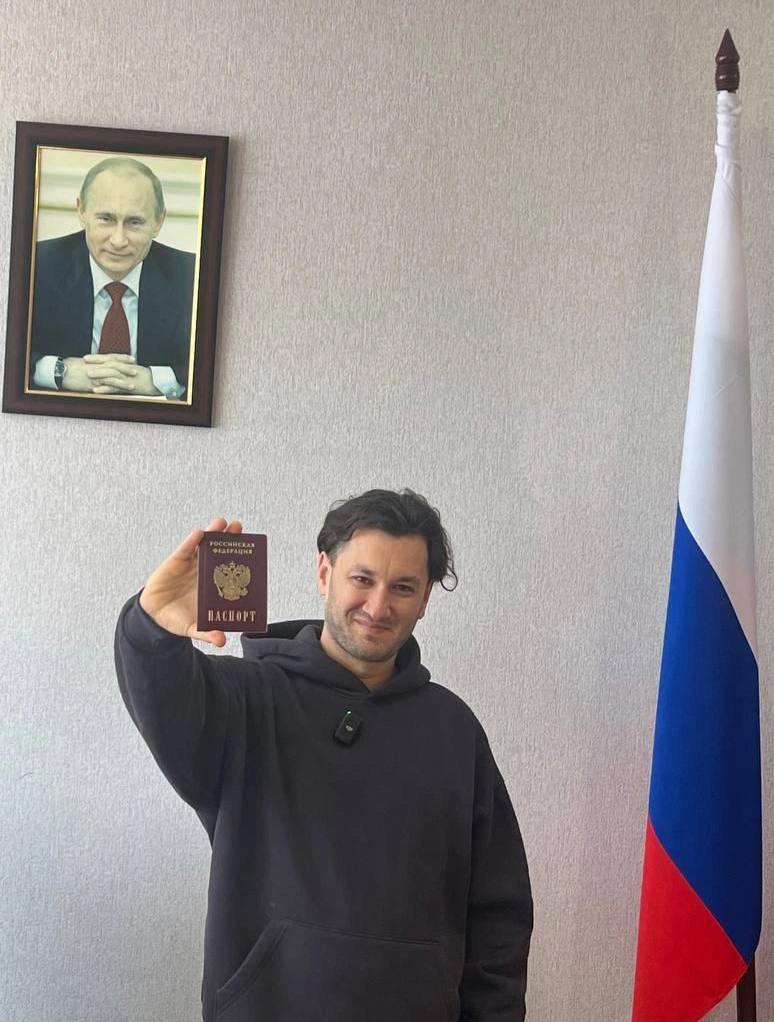 Юрий Бардаш с российским паспортом Юрий Бардаш с российским паспортом