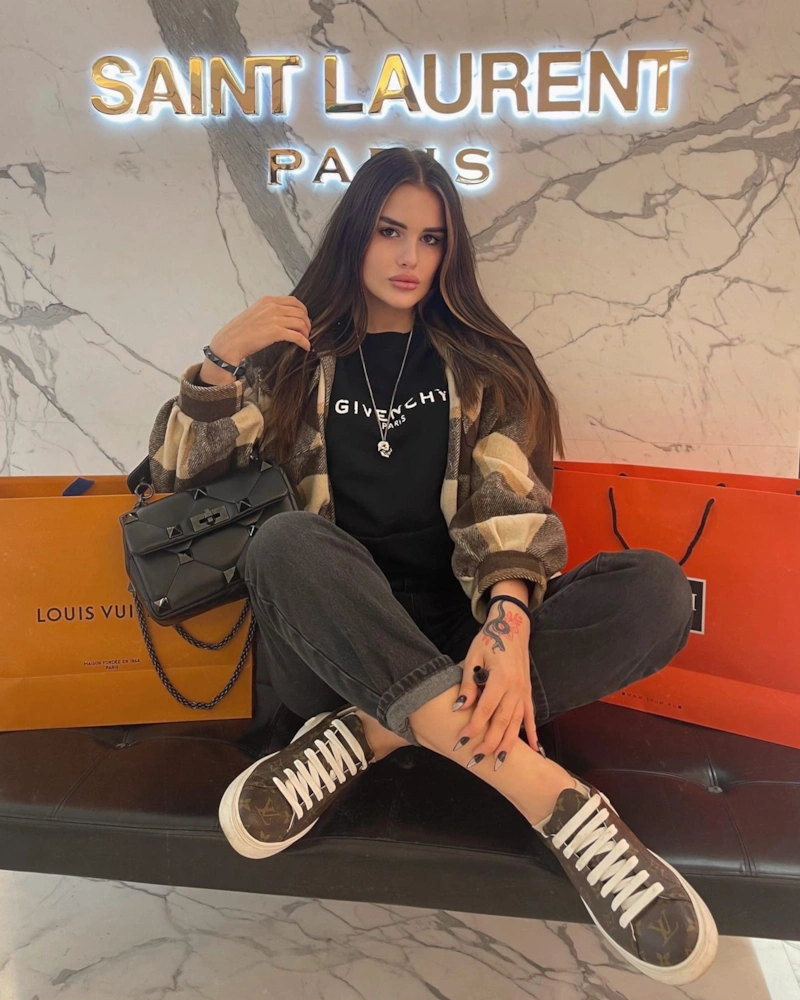 Карина Аракелян в джинсах