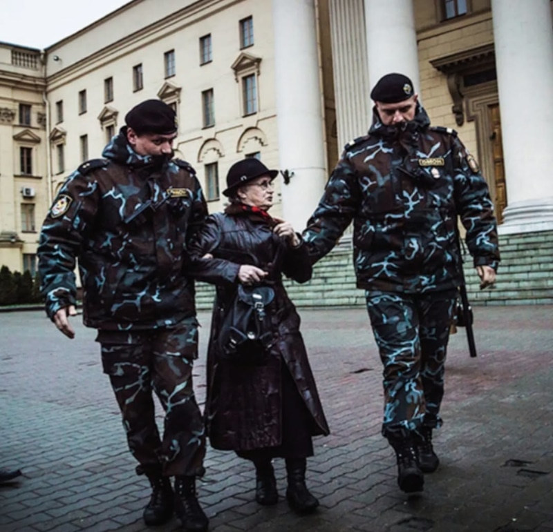 Нина Багинская на мирном протесте в 2020 году