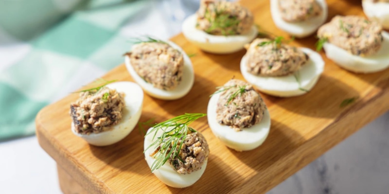 Фаршированные яйца с тунцом и грибами: просто и изысканно