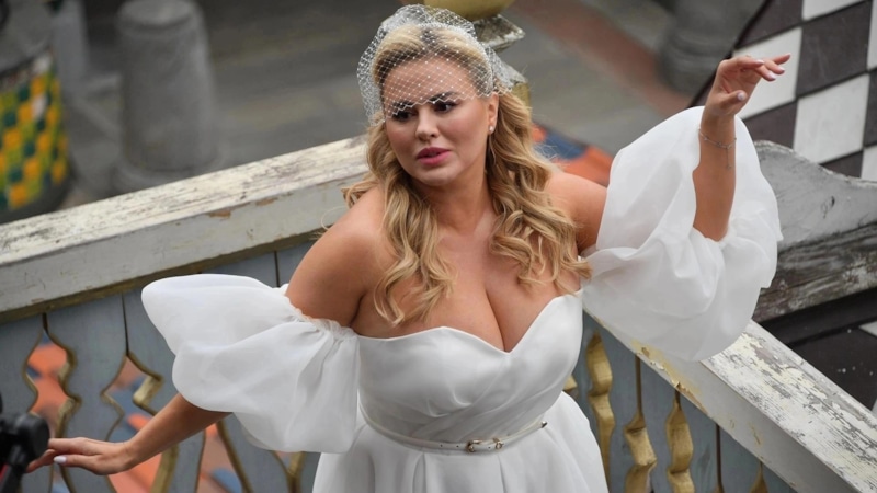 Анна Семенович едва не задохнулась на сцене