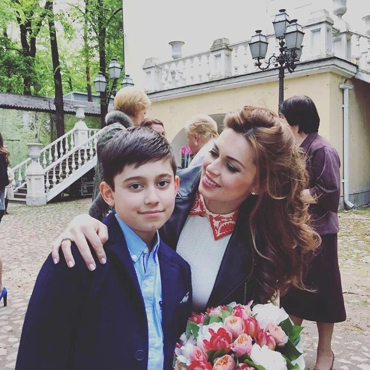 Каринэ Хабирова со старшим сыном Артуром
