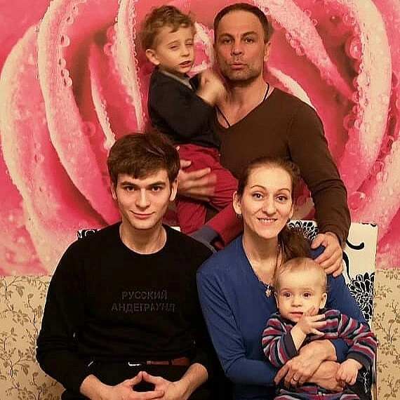Роман Грибков с женой и детьми