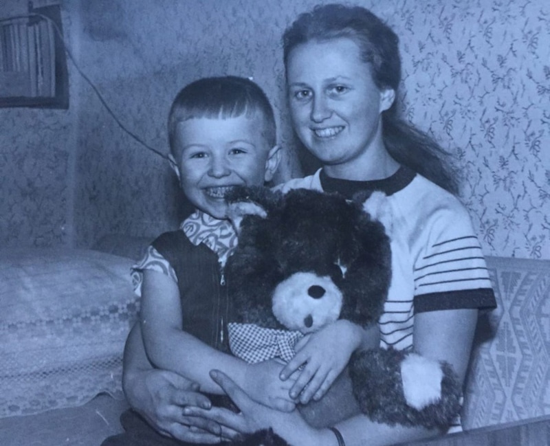 Галина Кокорина в молодости с сыном