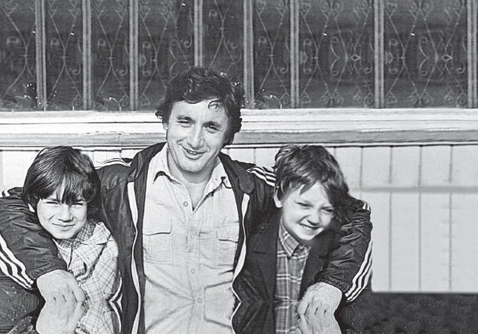 Режиссер фильма «Приключения Петрова и Васечкина» Владимир Алеников с Егором Дружининым и Дмитрием Барковым Режиссер фильма «Приключения Петрова и Васечкина» Владимир Алеников с Егором Дружининым и Дмитрием Барковым