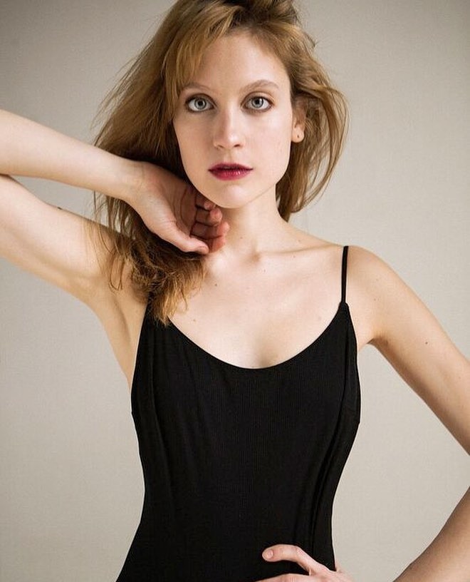 Анна Зайкова с длинными волосами