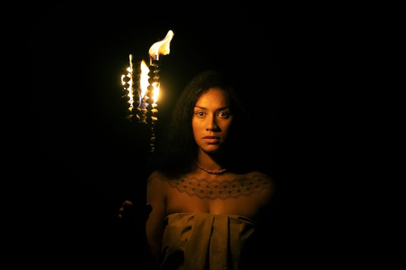 Люсиан Бьюкенен в образе Каауману в сериале «Вождь войны» Люсиан Бьюкенен в образе Каауману в сериале «Вождь войны»