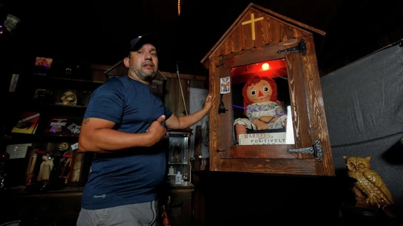 Дэн Ривера с куклой Аннабель