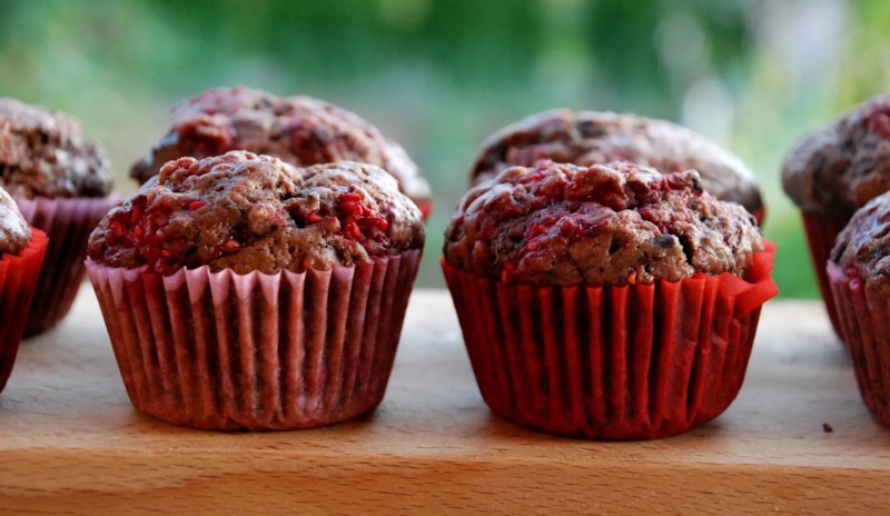 Гречневый кекс: с малиной и шоколадом