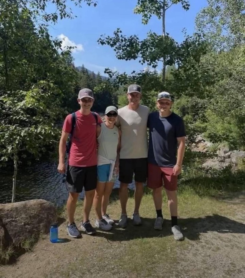 Энди Байрон с женой и сыновьями