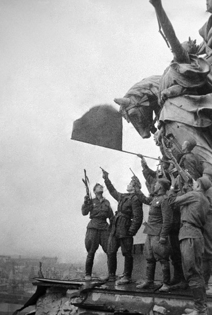 Алексей Берест, Михаил Егоров и Мелитон Кантария с флагом на Рейхстаге