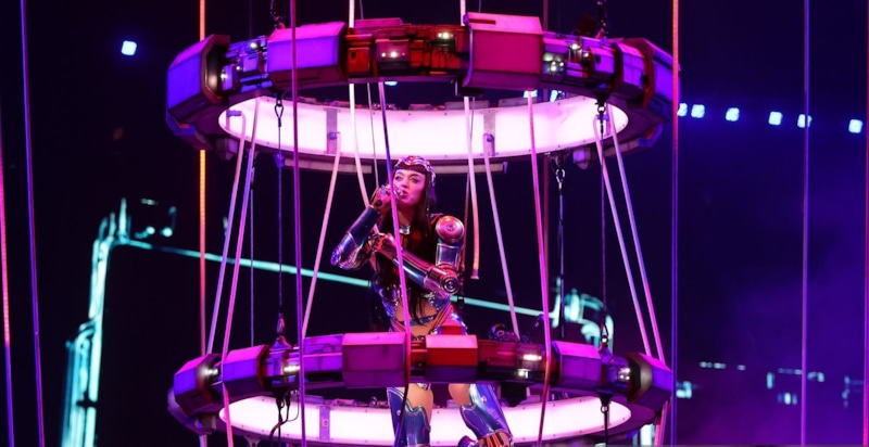 Кэти Перри чуть не упала в толпу зрителей с огромной стрекозы