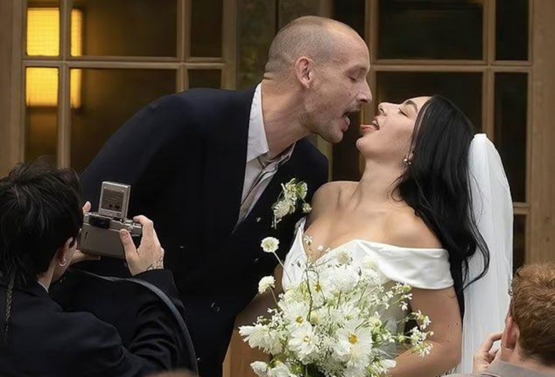 Скандальная певица Charli XCX вышла замуж