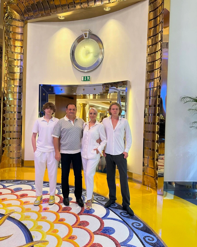 Артем Папазов с родителями и братом Павлом