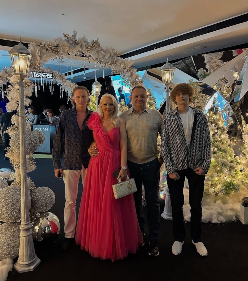 Олег Папазов с женой и сыновьями