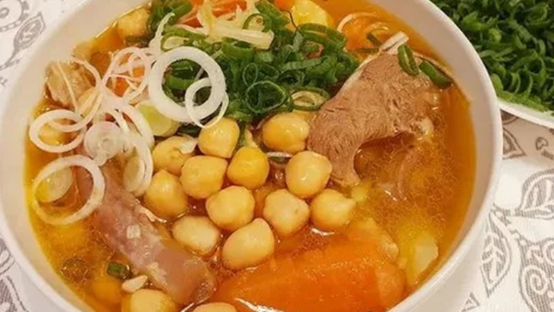 Шурбо с горохом: мясо и пряности