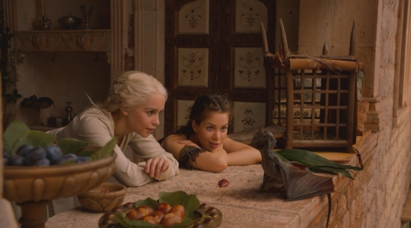 Эмилия Кларк и Роксанна Макки в сериале «Игра престолов»