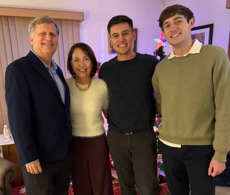 Майкл Макфол с семьей