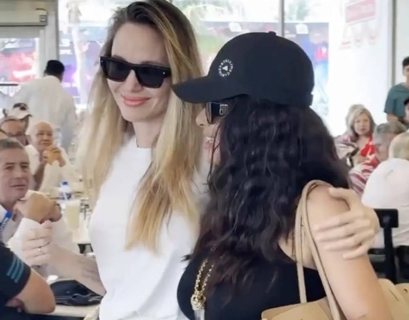 Анджелина Джоли и Сальма Хайек ошарашили пассажиров бюджетного рейса