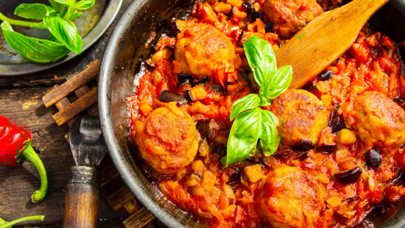 Вкусный ужин: фрикадельки с соусом